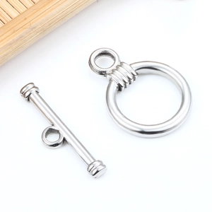 Fermoir à bascule OT en acier inoxydable poli pour bijoux DIY sur fond blanc