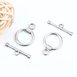 Fermoir à bascule OT en acier inoxydable poli pour bijoux sur fond blanc épuré
