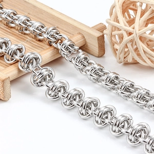 Collier en acier inoxydable argenté avec anneaux imbriqués style byzantin et punk