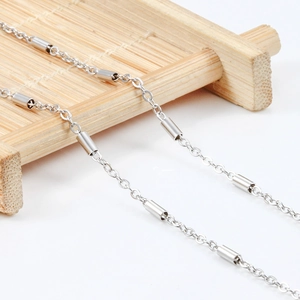 Minimalistische silberne Edelstahlkette mit zylindrischen Rohrhelen-Akzenten