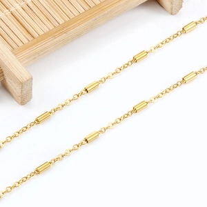 Poliertes 18K Gold Edelstahl Zylinder Gliederkette Halskette auf einem Bambustablett
