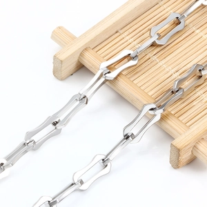 Collier unisexe en acier inoxydable à maillons rectangulaires au design industriel épuré