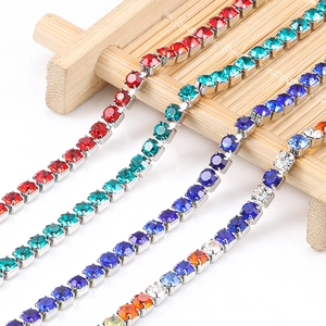 Détail macro de chaînes tennis en strass colorés avec griffes argentées en diverses couleurs