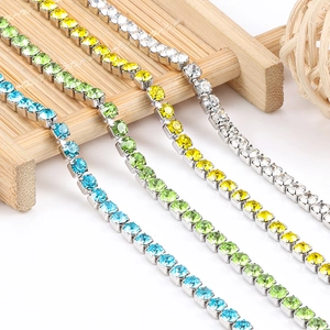 Collier chaîne à griffes avec strass colorés en bleu, vert, jaune et blanc pur