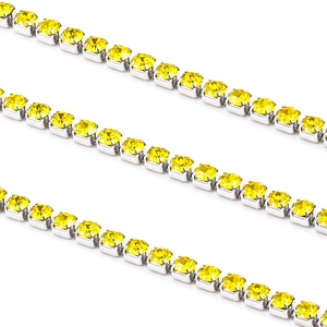 Détail de la chaîne tennis argentée avec strass jaunes carrés et sertissage à 4 griffes
