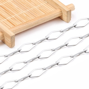 Minimalist silver diamond-shaped link chain in stainless steel for jewelry DIY design