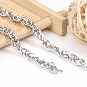 Collana a doppia maglia in acciaio inossidabile lucido su supporto in legno