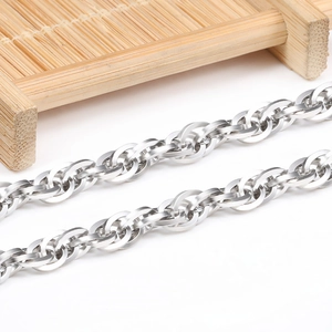 Collana a catena intrecciata in acciaio inossidabile lucido su vassoio in legno