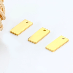 Dettaglio di tre etichette rettangolari in oro lucido per creazione gioielli fai da te