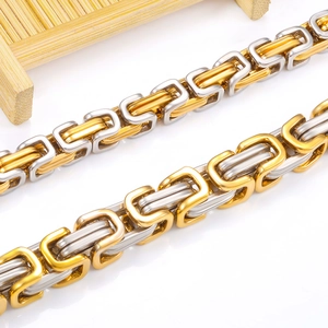 Dettaglio della catena bizantina bicolore argento e oro 18 carati in acciaio inossidabile