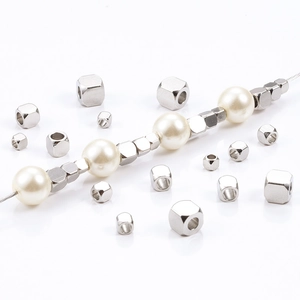 Perles d'espacement carrées en acier inoxydable argenté pour bijoux DIY sur fond blanc