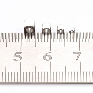 Perles d'espacement en acier inoxydable de quatre tailles sur une règle pour bijoux DIY