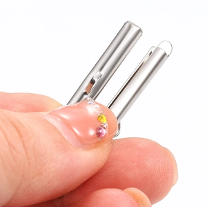 Fermoir tube en acier inoxydable poli pour bijoux à chaîne à billes tenu par les doigts