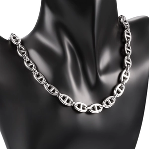 Dettaglio ravvicinato di una collana a catena d'argento spessa su un espositore a busto nero