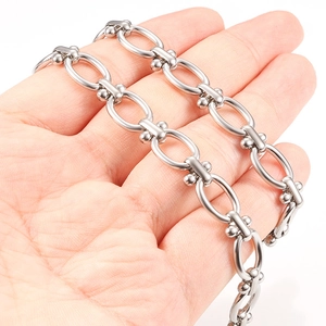 Collier en acier inoxydable argenté avec maillons à double bille au design industriel chic