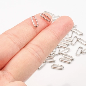 Dettaglio macro di anelli ovali in acciaio inossidabile argento per gioielli DIY