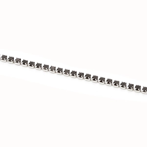 Macro-opname van zwarte strass tennis-ketting met zilverkleurige vier-klauw zetting