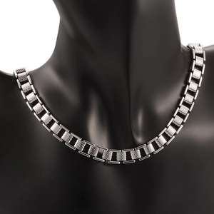 Collana industriale in acciaio inox argento con maglie rettangolari su un busto nero