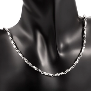 Collar de cadena Mobius de acero inoxidable pulido para hombre y mujer en un busto negro
