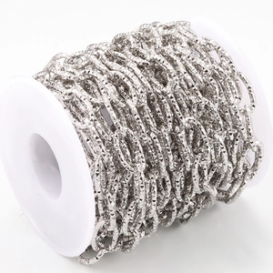 Rolle silberner Edelstahl-Gliederkette mit funkelnder Diamantschliff-Struktur