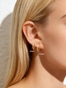 Comparativa detallada de pendientes de aro dorados de 9mm y 11mm en la oreja