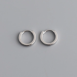 Detalle de los pendientes de aro en plata de ley S925 con acabado de espejo minimalista