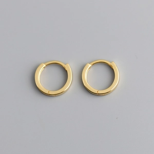 Detalle de un par de pendientes de aro minimalistas en plata de ley chapada en oro