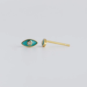 Detail van vergulde s925 zilveren oorknopjes met blauw emaille oog en zirkonia steen