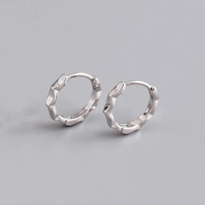 Nahaufnahme der S925 Sterling Silber Creolen mit gewellter strukturierter Metalloberfläche