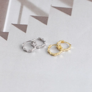 Detailansicht der gewellten S925 Sterling Silber Creolen in Gold und Silber Optik