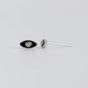 Macro-detail van S925 sterling zilveren boze oog oorknopjes met zwart emaille en zirkoon