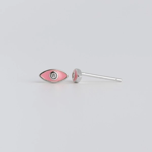 Detail van S925 zilveren evil eye oorknopjes met roze emaille en ingelegde zirkoonsteen
