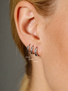 Set di 3 orecchini a cerchio in argento S925 da 5mm 6mm 7mm indossati su modella