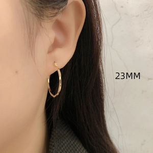 Dames gouden gedraaide oorringen van S925 sterling zilver, 23mm maat op model
