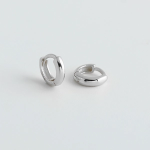 Dettaglio di orecchini a cerchio in argento sterling S925 con finitura a specchio