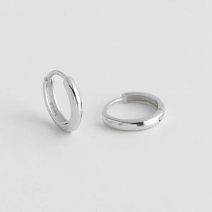 Dettaglio di orecchini a cerchio in argento sterling 925 lucido con marchio del metallo