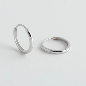 Macro di orecchini a cerchio in argento sterling S925 lucidato con finitura minimalista