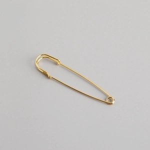 Macro-opname van de vergulde s925 sterling zilveren veiligheidsspeld-oorbel met glans