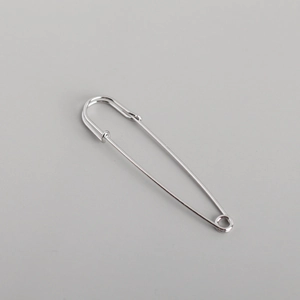 Detailopname van de luxe S925 sterling zilveren veiligheidsspeld oorbellen met gepolijste finish