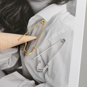 Macro detail van luxe 925 zilveren veiligheidsspeld oorbellen in goud en zilver