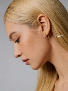 Détail de créoles torsadées de 12mm en argent portées par un mannequin pour l'effet