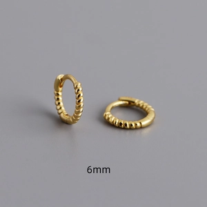 Vue détaillée des mini créoles torsadées dorées de 6mm avec fermoir à charnière sûr