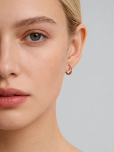 Vue macro des boucles d'oreilles en argent 925 avec une rangée de zircons roses