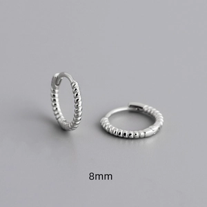 Détail des boucles d'oreilles créoles torsadées de 8mm en argent sterling S925 poli