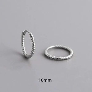 Vue détaillée des créoles torsadées de 10mm en argent fin avec texture cordage