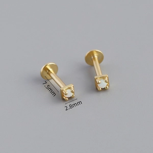Dettaglio macro di un orecchino in argento 925 dorato con opale bianco da 2,8mm