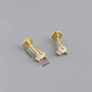 Dettaglio piercing labret argento 925 con opale 4mm e lunghezza barra 7,5mm dorato