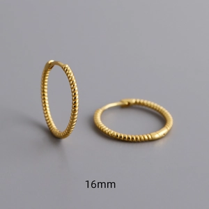 Gros plan de boucles d'oreilles créoles torsadées de 16 mm en argent sterling S925 doré