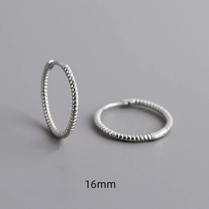 Gros plan de boucles d'oreilles créoles 16mm en argent S925 avec design de corde torsadée