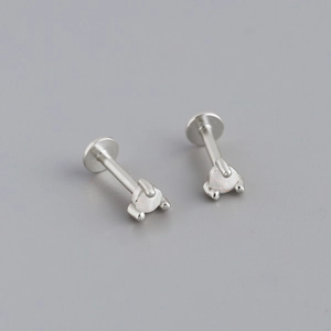 Dettaglio macro dell'orecchino in argento 925 con opale bianco e incastonatura a tre punte